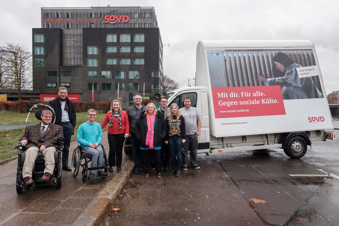 Gruppe von Menschen vor der SoVD-Bundesgeschäfsstelle