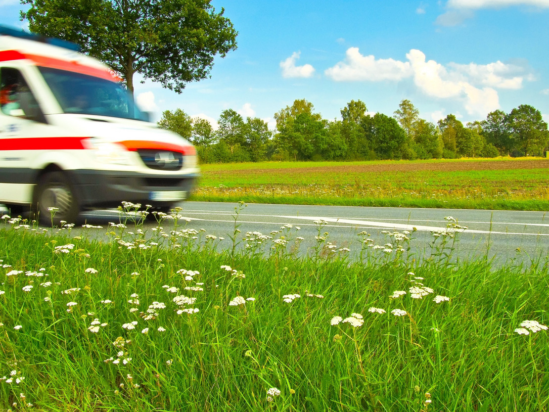 Rettungsfahrzeug fährt auf einer Landstraße