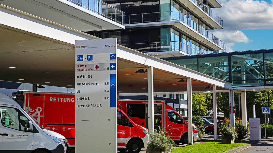 Mehrere Krankenwagen stehen vor dem Universitätsklinikum Düsseldorf. 