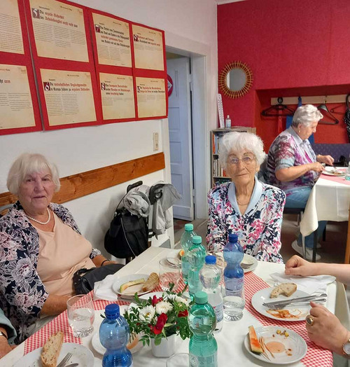 Menschen am gedeckten Tisch