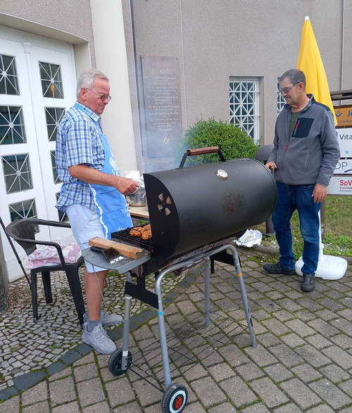 Zwei Männer am Grill