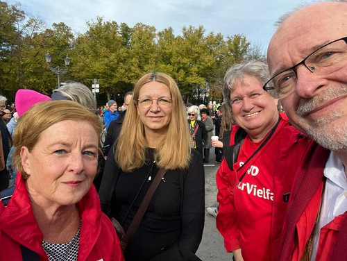 Vier Personen blicken in die Kamera