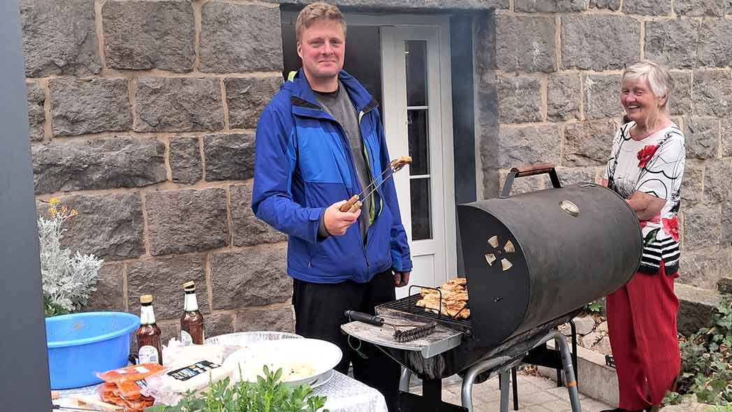 Ein Mann und eine Frau am Grill