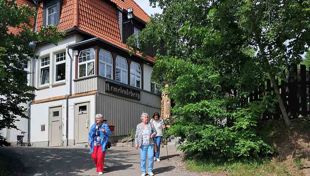 Zwei Frauen vor einem Fachwerkhaus