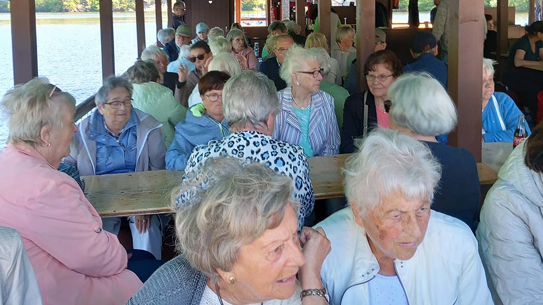 Viele Menschen auf einem Boot